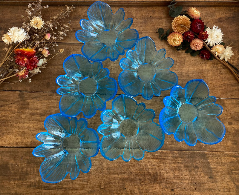 Coupelles bleues en verre en forme de fleurs