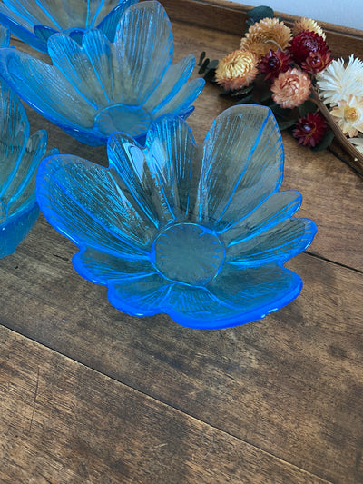 Coupelles bleues en verre en forme de fleurs