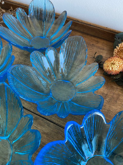 Coupelles bleues en verre en forme de fleurs