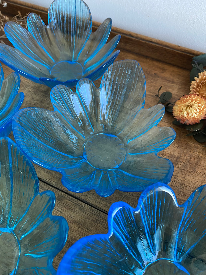 Coupelles bleues en verre en forme de fleurs