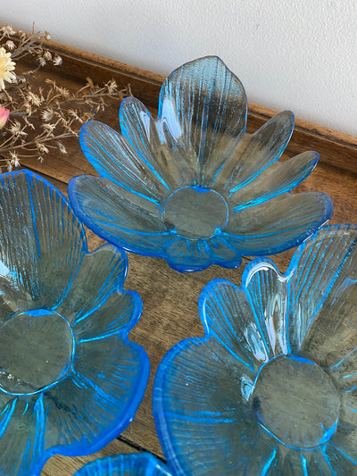 Coupelles bleues en verre en forme de fleurs