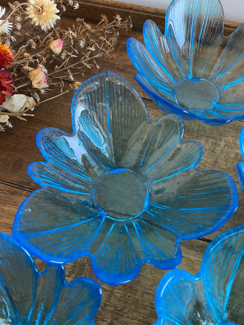 Coupelles bleues en verre en forme de fleurs