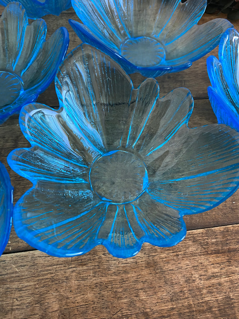 Coupelles bleues en verre en forme de fleurs