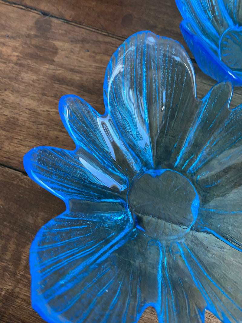 Coupelles bleues en verre en forme de fleurs