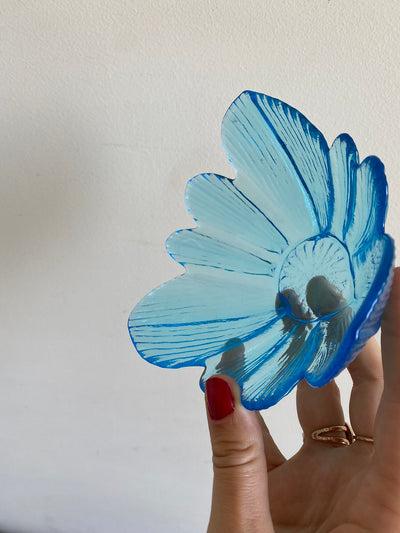 Coupelles bleues en verre en forme de fleurs