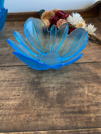 Coupelles bleues en verre en forme de fleurs