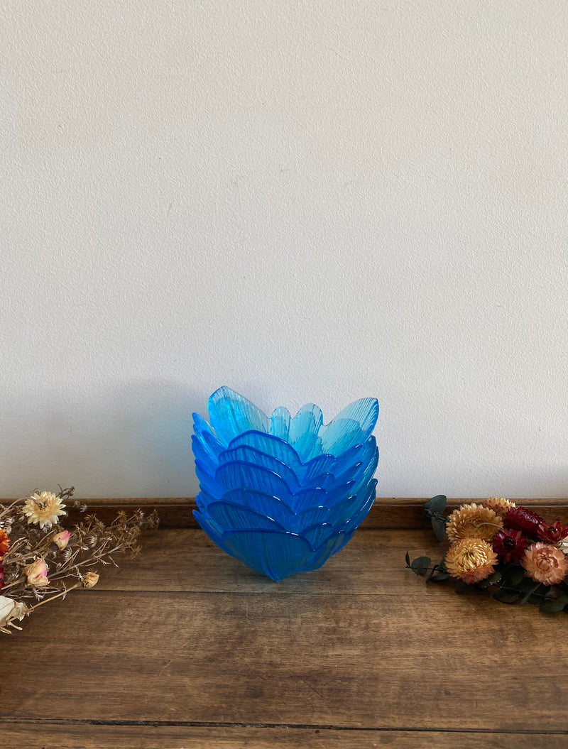 Coupelles bleues en verre en forme de fleurs