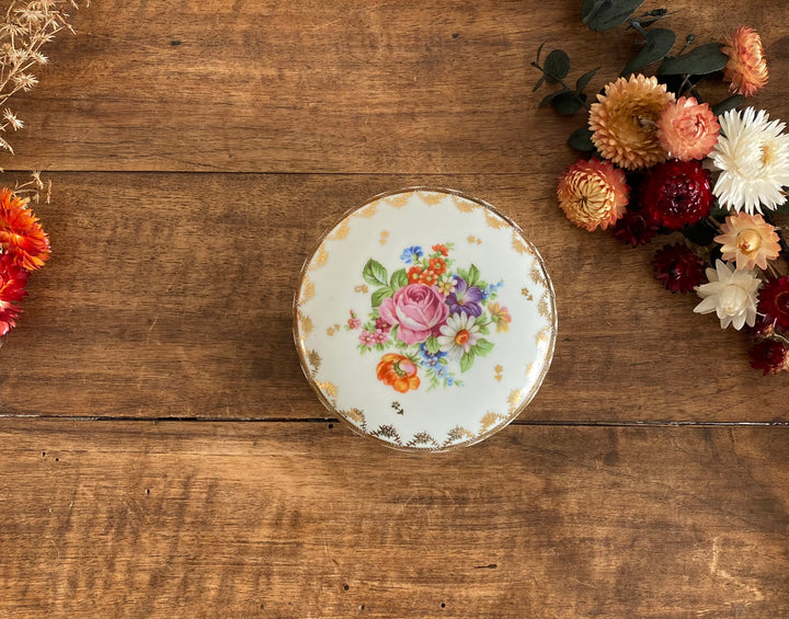 Bonbonniere blanche et dorée avec fleurs