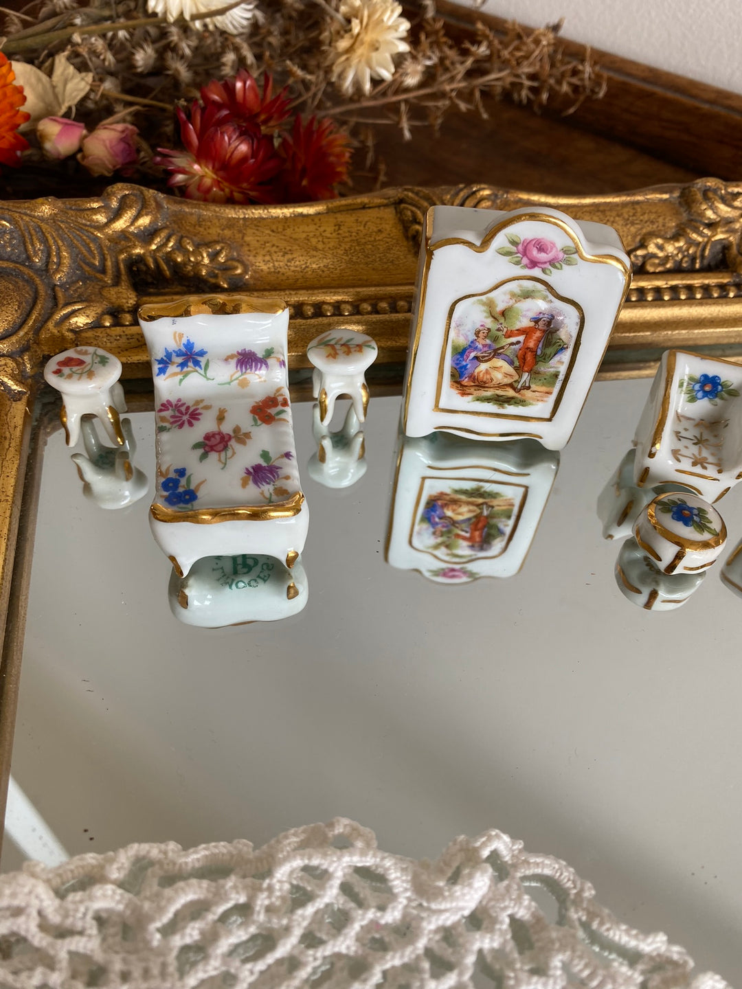 Miniatures mobilier de maison en porcelaine de Limoges