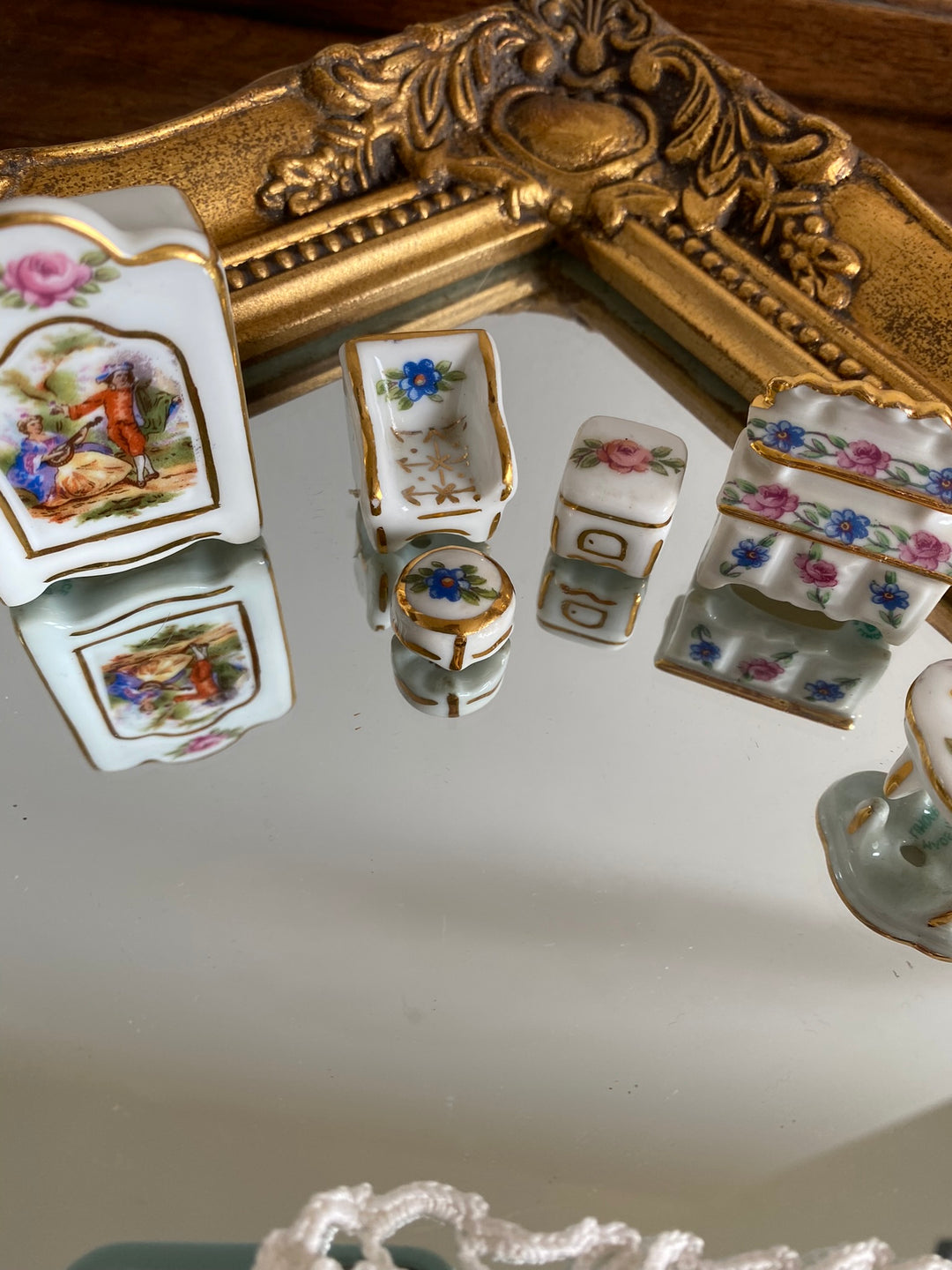 Miniatures mobilier de maison en porcelaine de Limoges