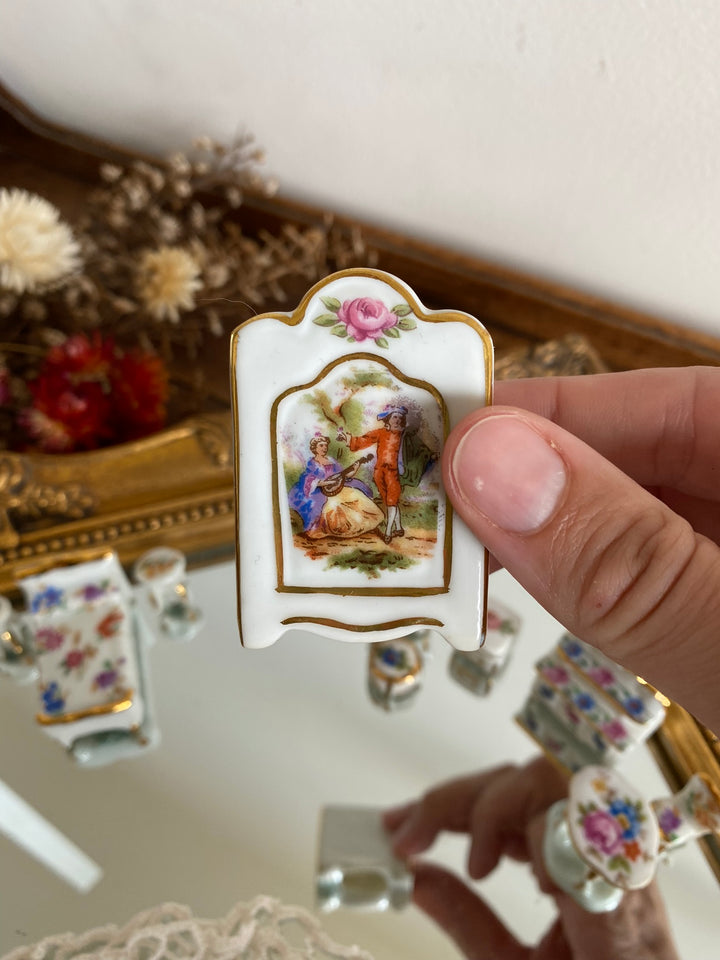 Miniatures mobilier de maison en porcelaine de Limoges