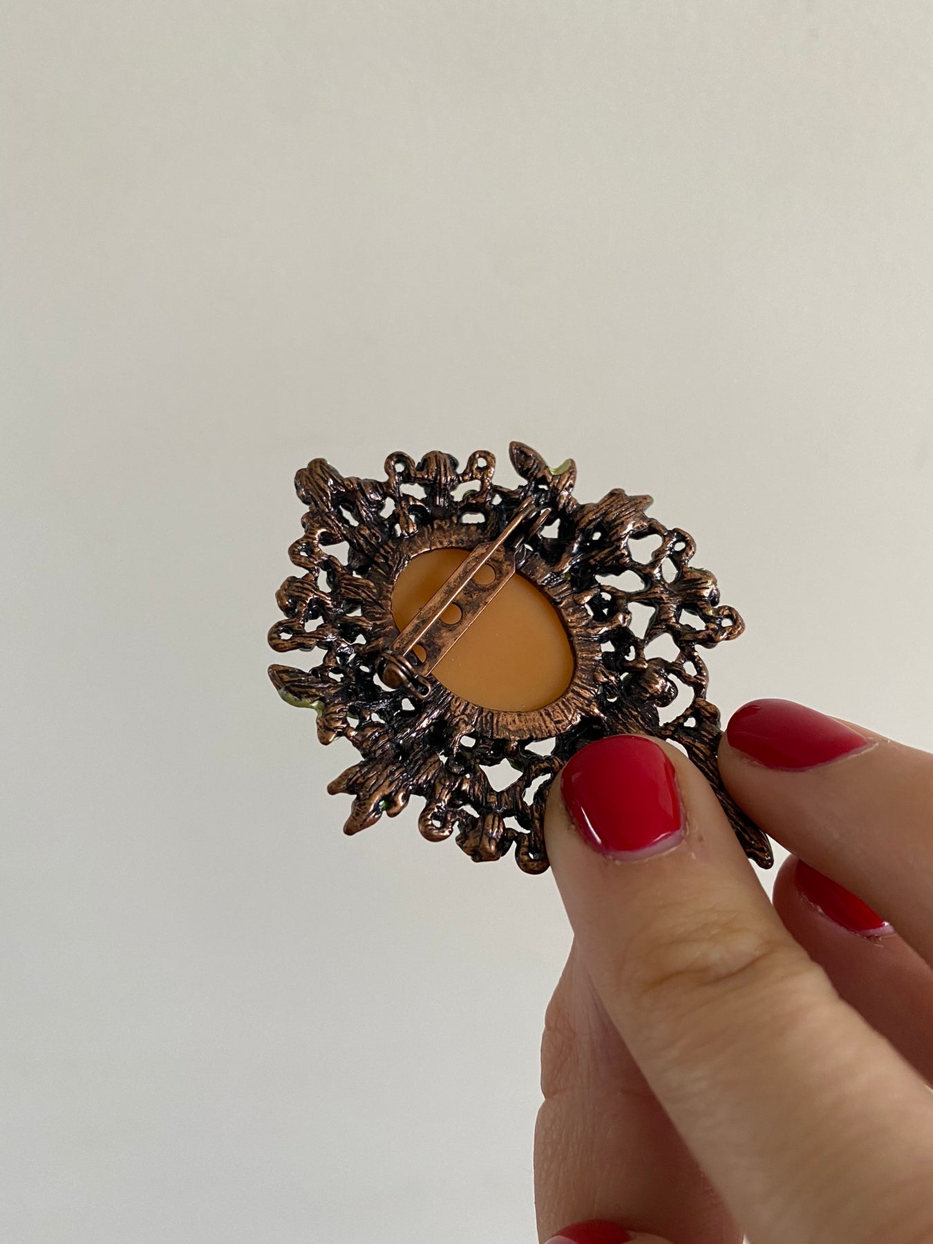 Ancienne broche en argent camée fleurs séchées sous résine bijou Ancienne broche en argent camée fleurs séchées sous résine bijou