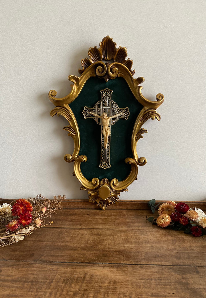 Crucifix dans cadre baroque doré fond velours vert