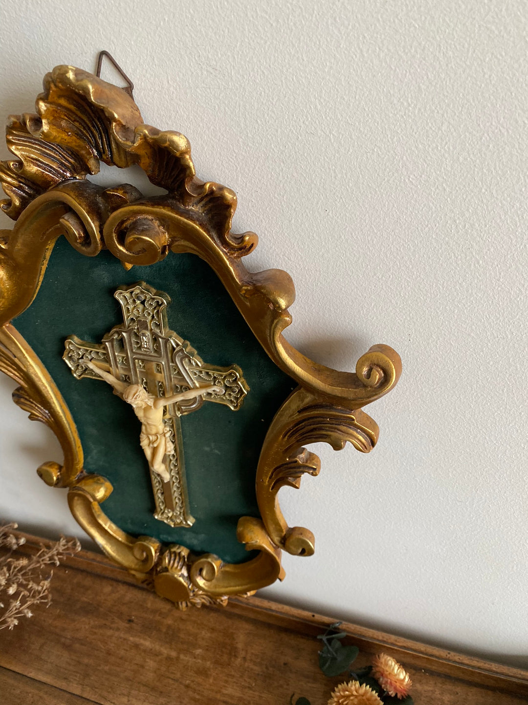 Crucifix dans cadre baroque doré fond velours vert