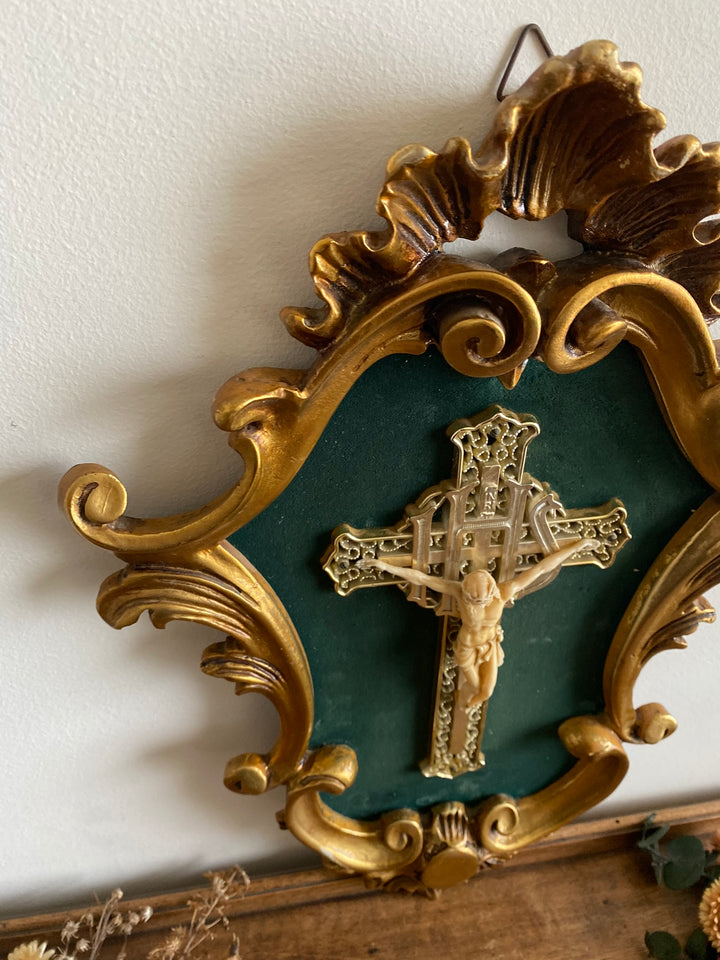 Crucifix dans cadre baroque doré fond velours vert