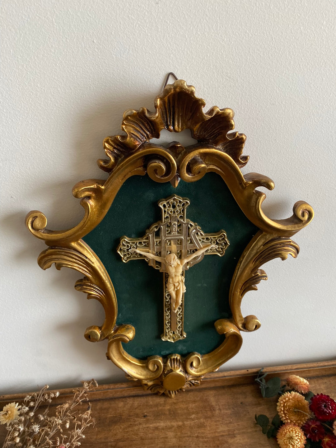 Crucifix dans cadre baroque doré fond velours vert