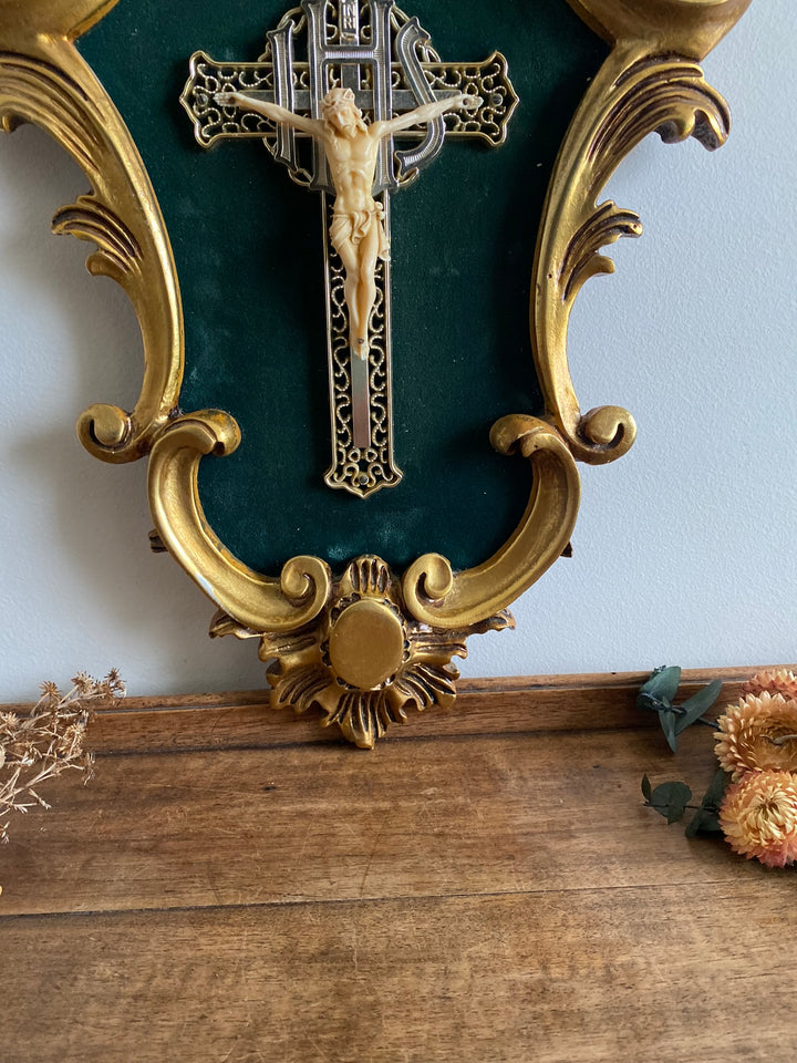 Crucifix dans cadre baroque doré fond velours vert