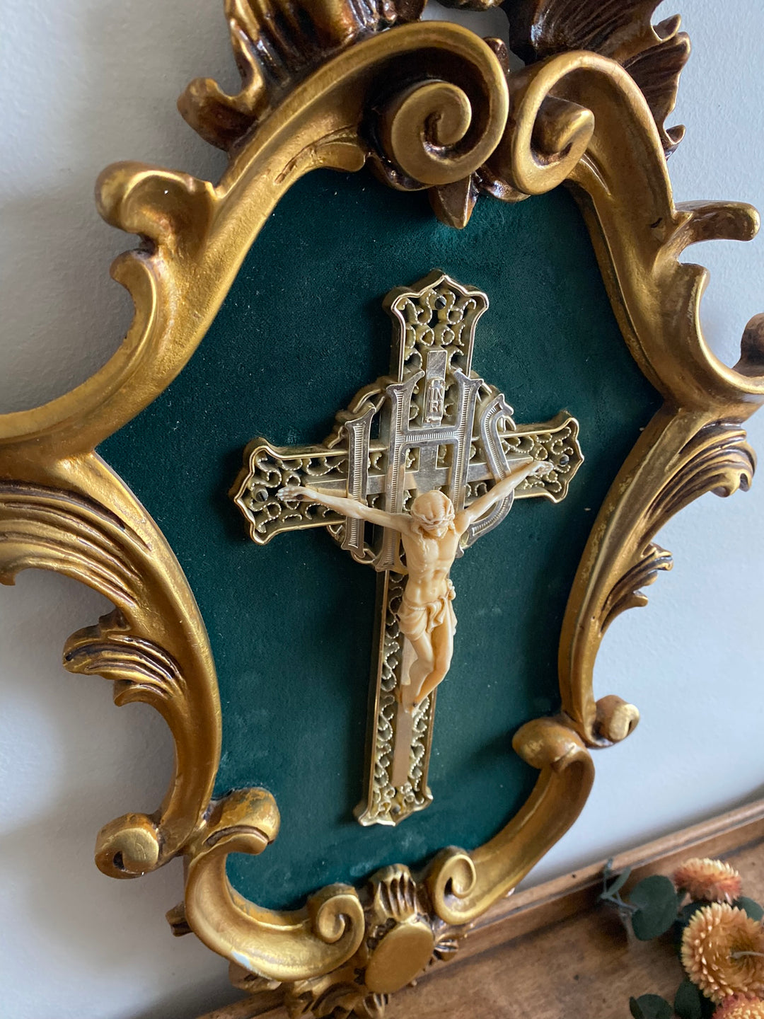 Crucifix dans cadre baroque doré fond velours vert