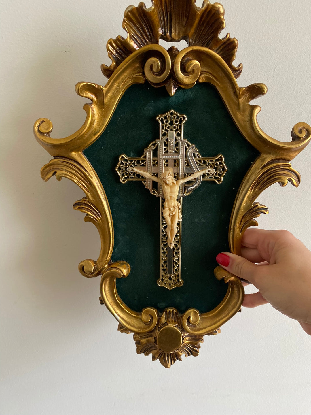 Crucifix dans cadre baroque doré fond velours vert