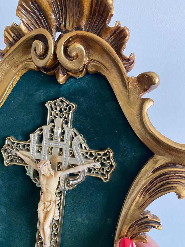 Crucifix dans cadre baroque doré fond velours vert