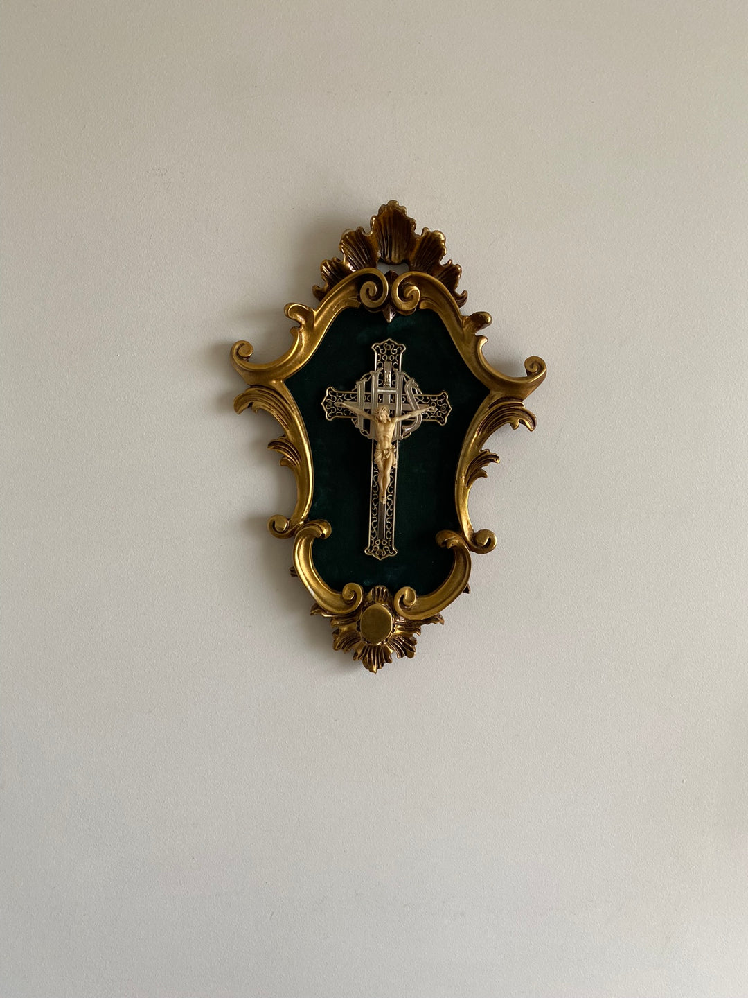 Crucifix dans cadre baroque doré fond velours vert