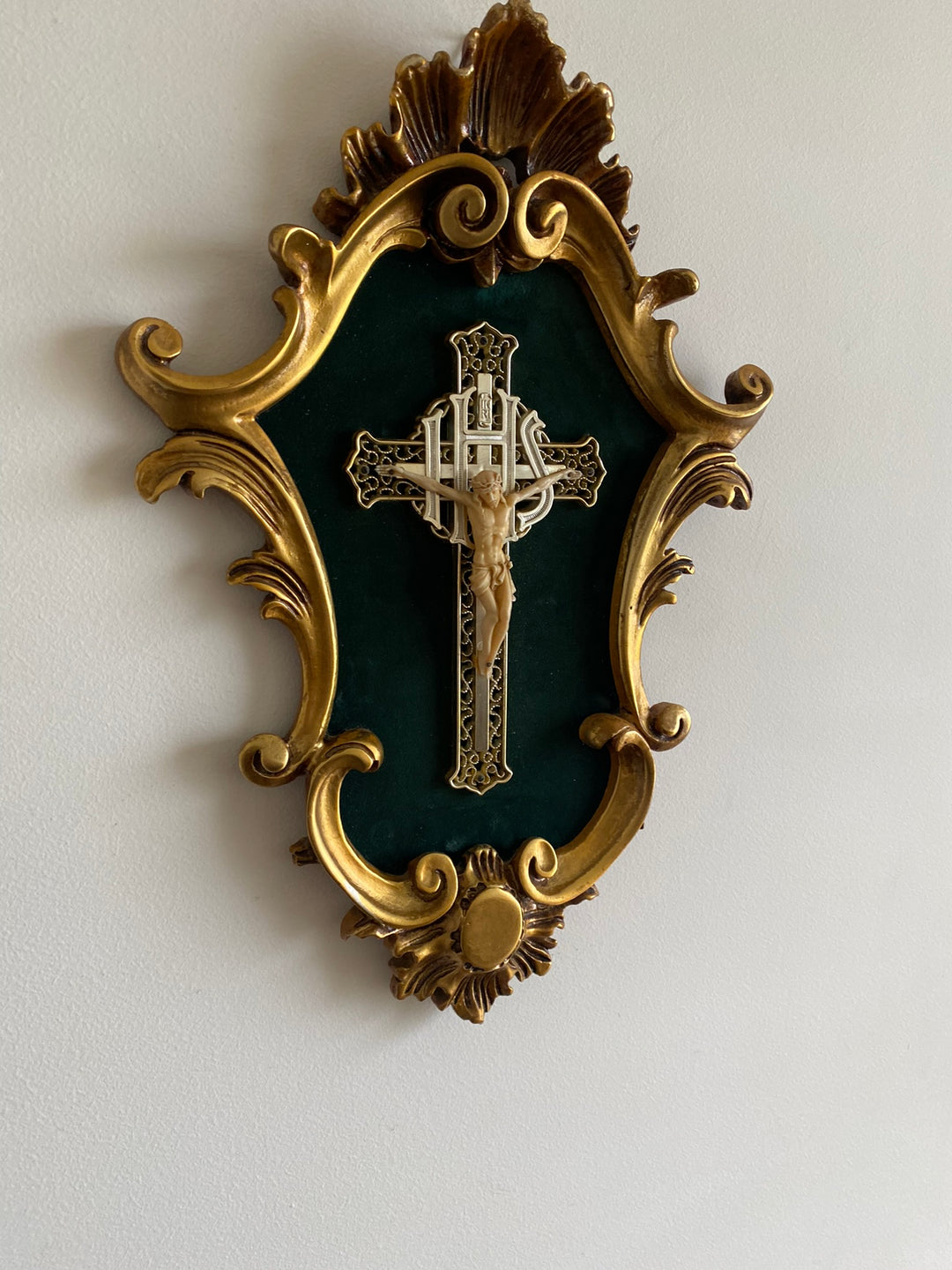 Crucifix dans cadre baroque doré fond velours vert