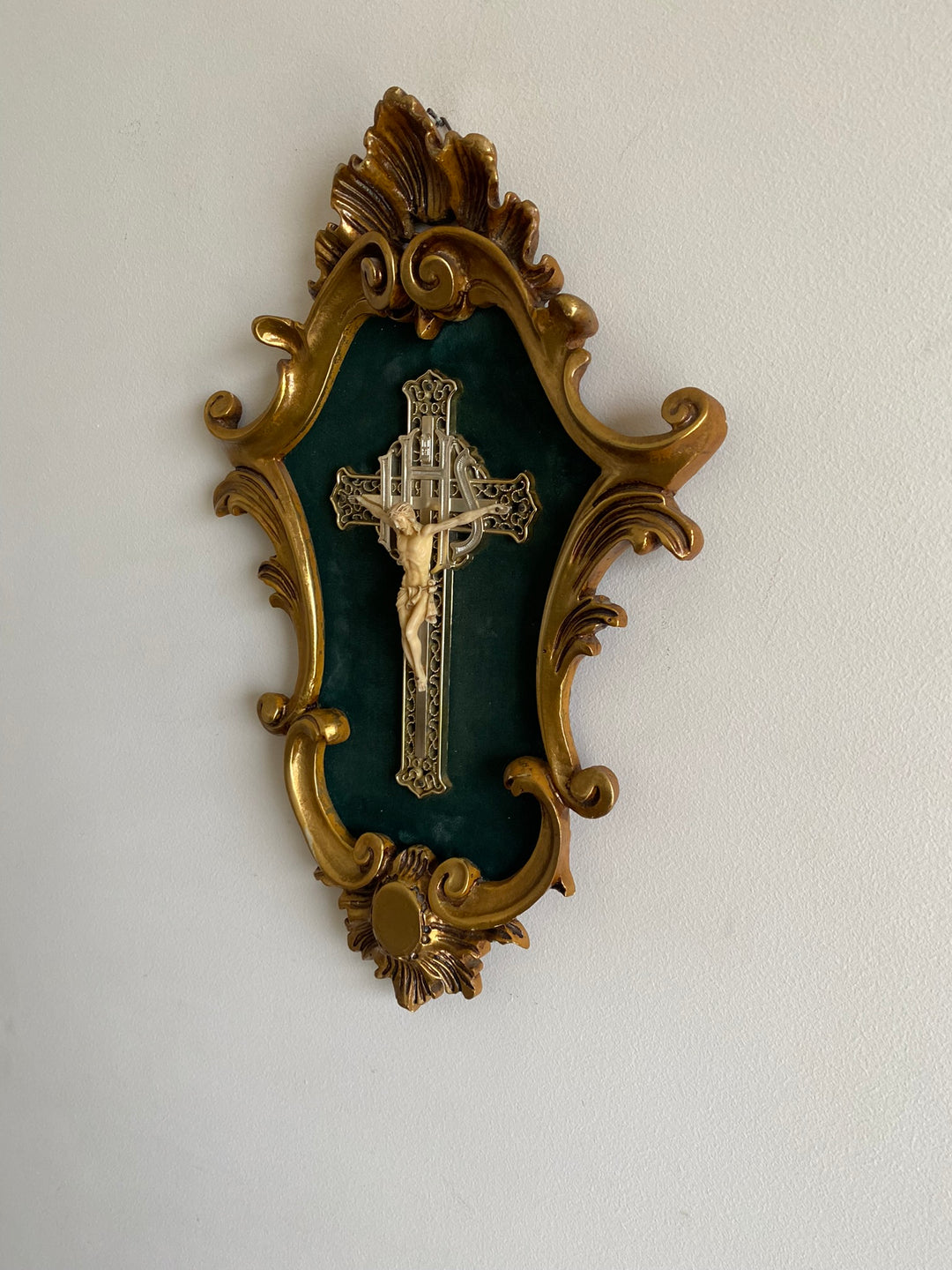 Crucifix dans cadre baroque doré fond velours vert