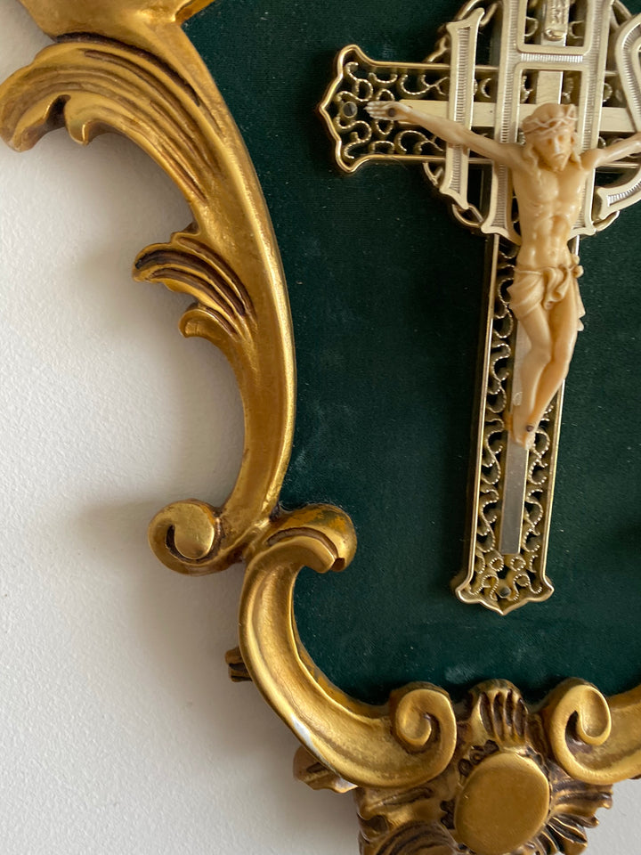 Crucifix dans cadre baroque doré fond velours vert