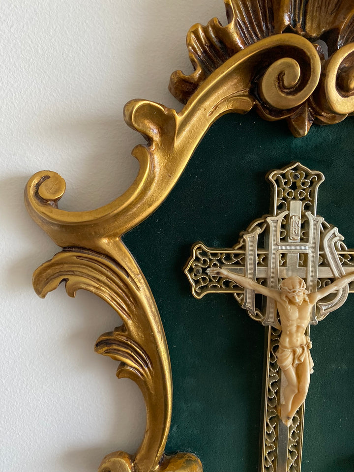 Crucifix dans cadre baroque doré fond velours vert