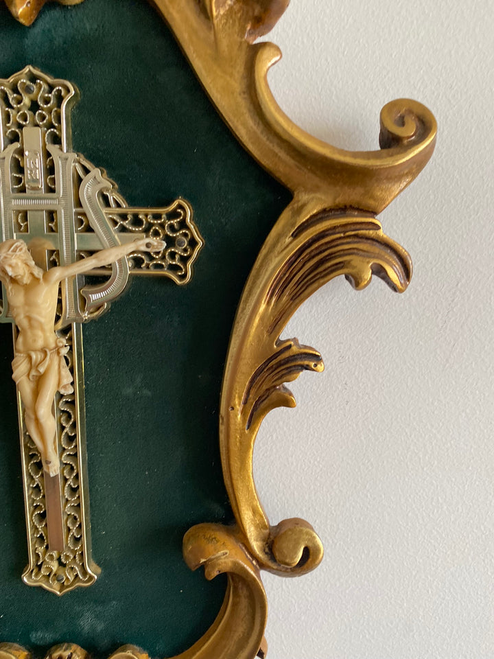 Crucifix dans cadre baroque doré fond velours vert