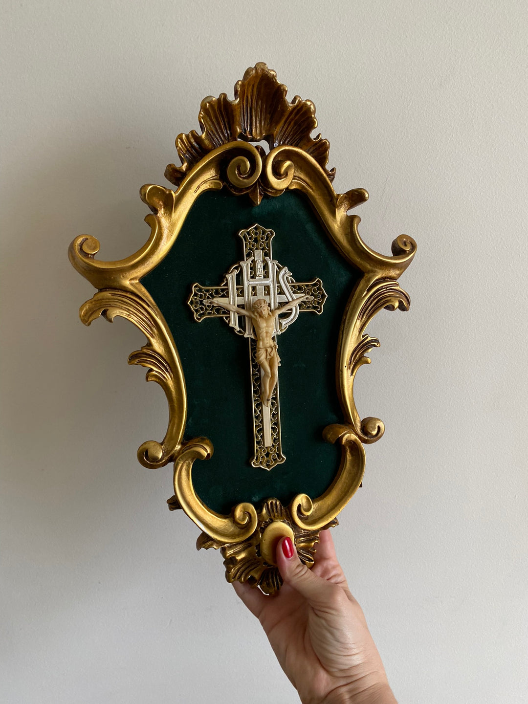 Crucifix dans cadre baroque doré fond velours vert