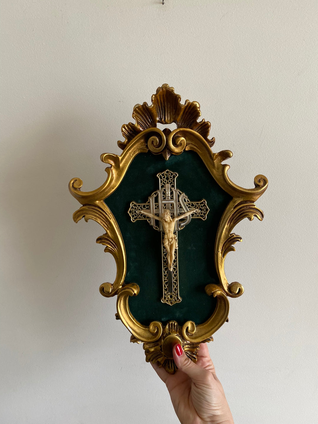 Crucifix dans cadre baroque doré fond velours vert