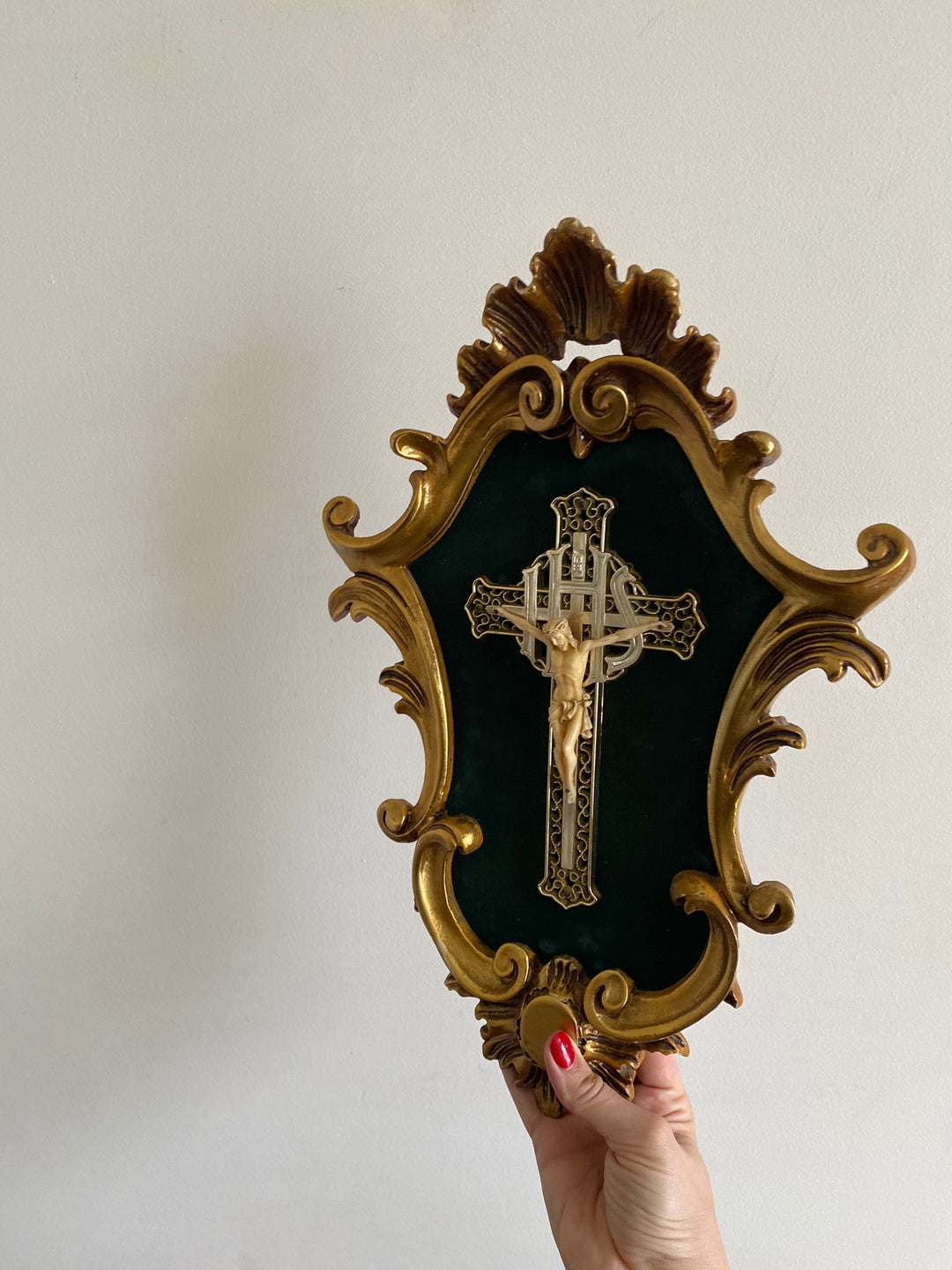 Crucifix dans cadre baroque doré fond velours vert