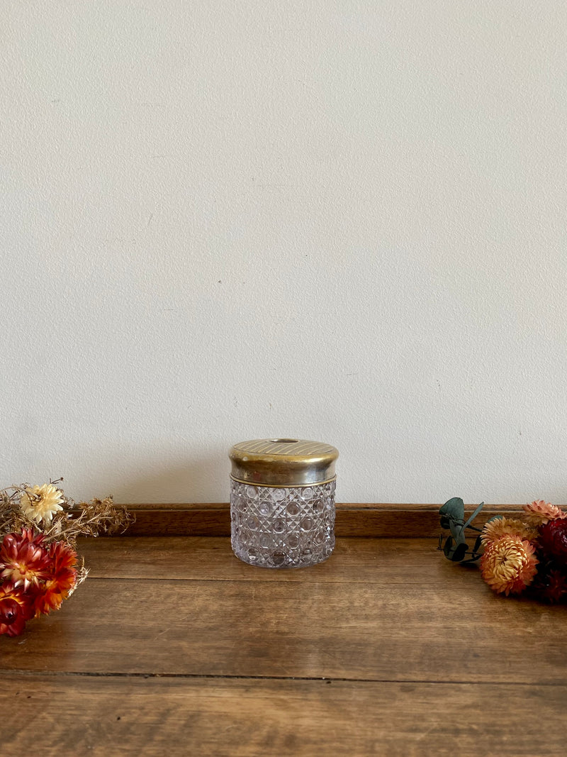 Pot en verre ciselé avec couvercle en métal