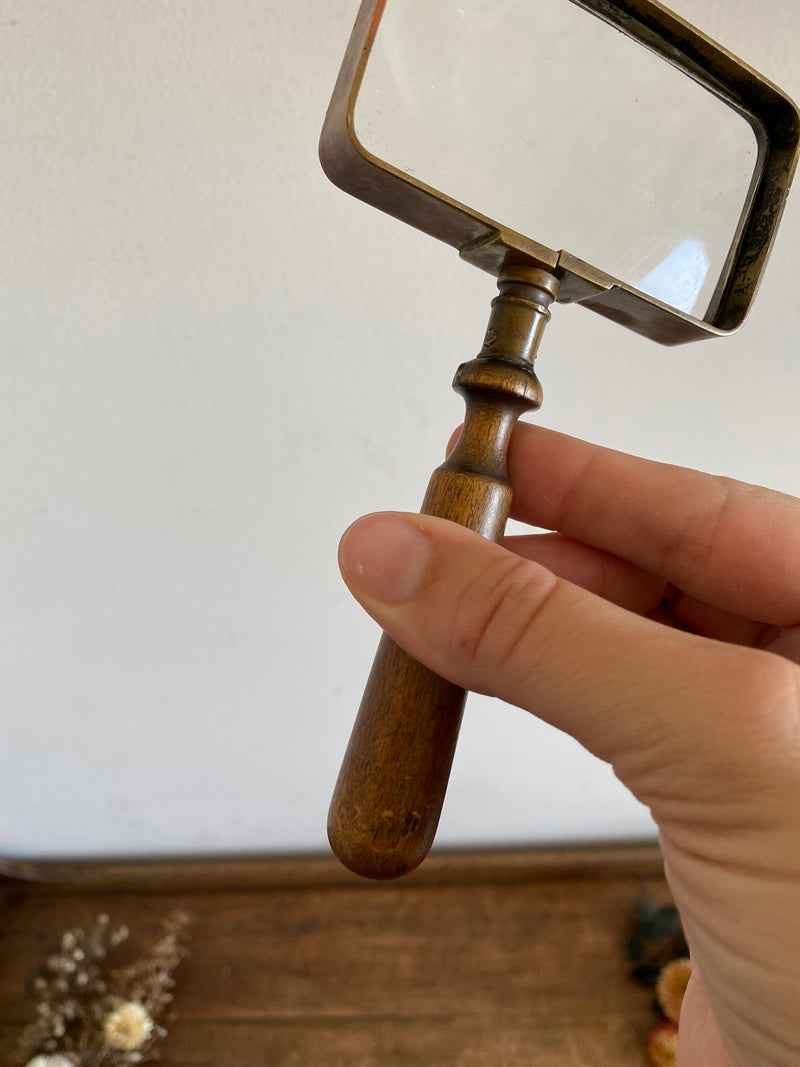 Loupe de bureau vintage en laiton sur support en bois Loupe de bureau vintage en laiton sur support en bois