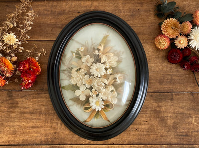 Fleurs en tissu encadrées sous verre bombé