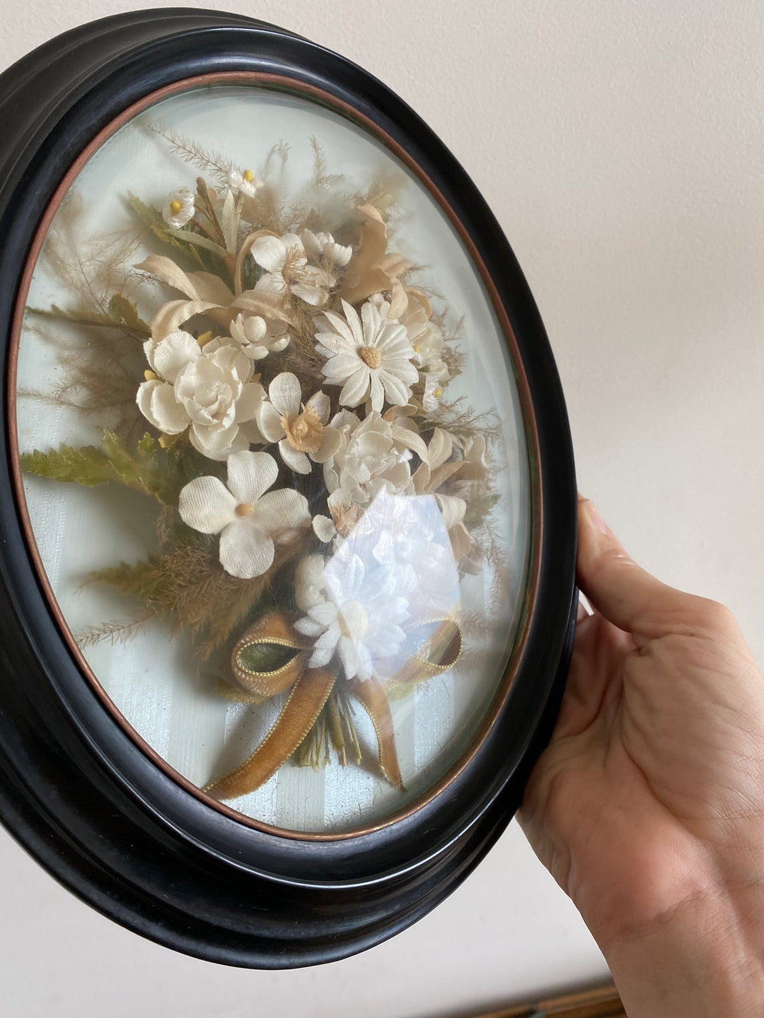 Fleurs en tissu encadrées sous verre bombé