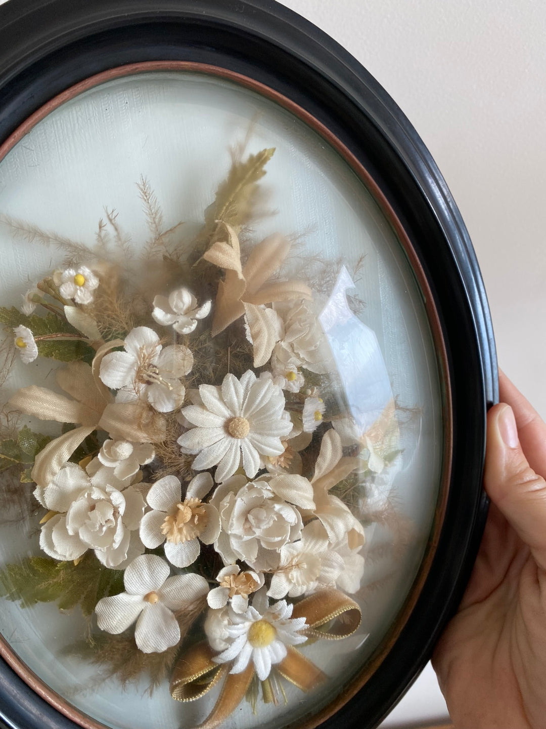 Fleurs en tissu encadrées sous verre bombé