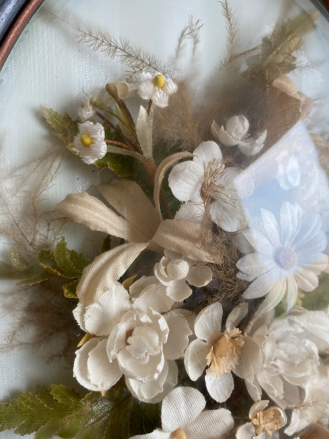 Fleurs en tissu encadrées sous verre bombé