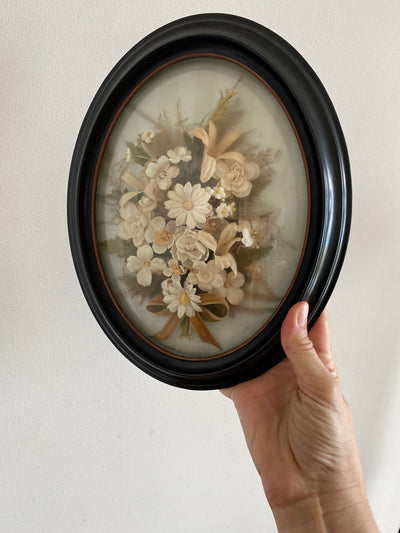 Fleurs en tissu encadrées sous verre bombé