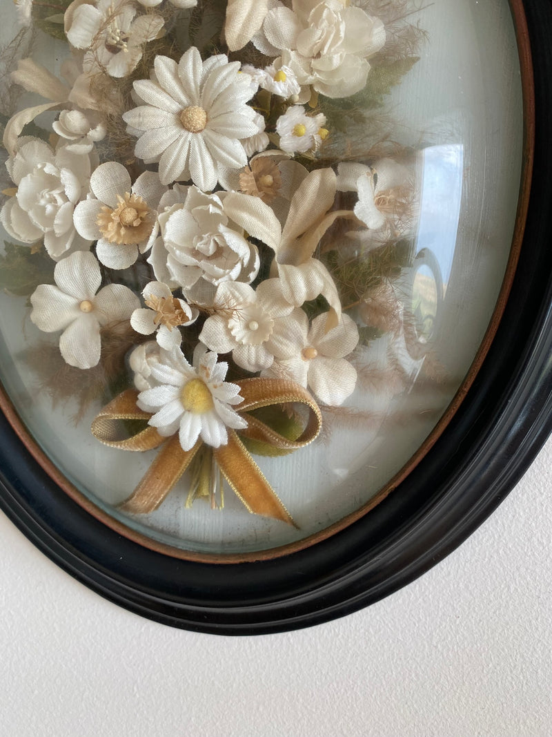 Fleurs en tissu encadrées sous verre bombé