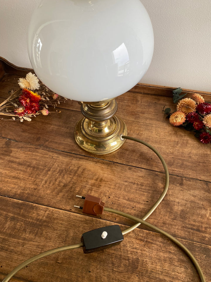 Lampe à poser en en laiton globe en opaline