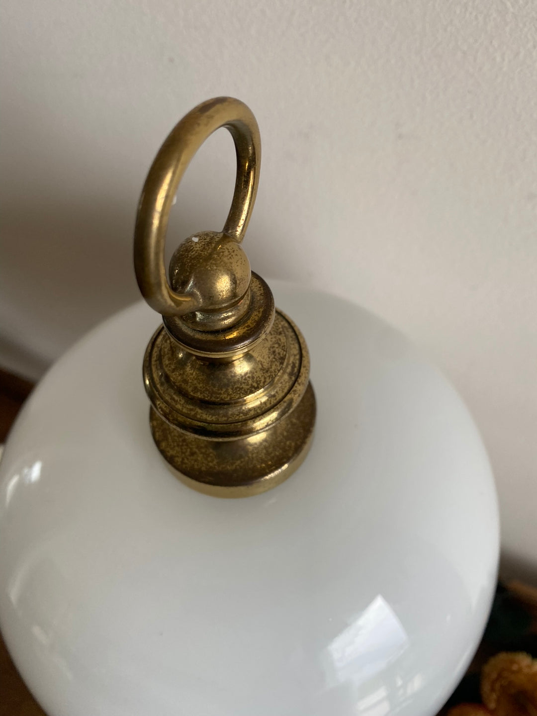 Lampe à poser en en laiton globe en opaline