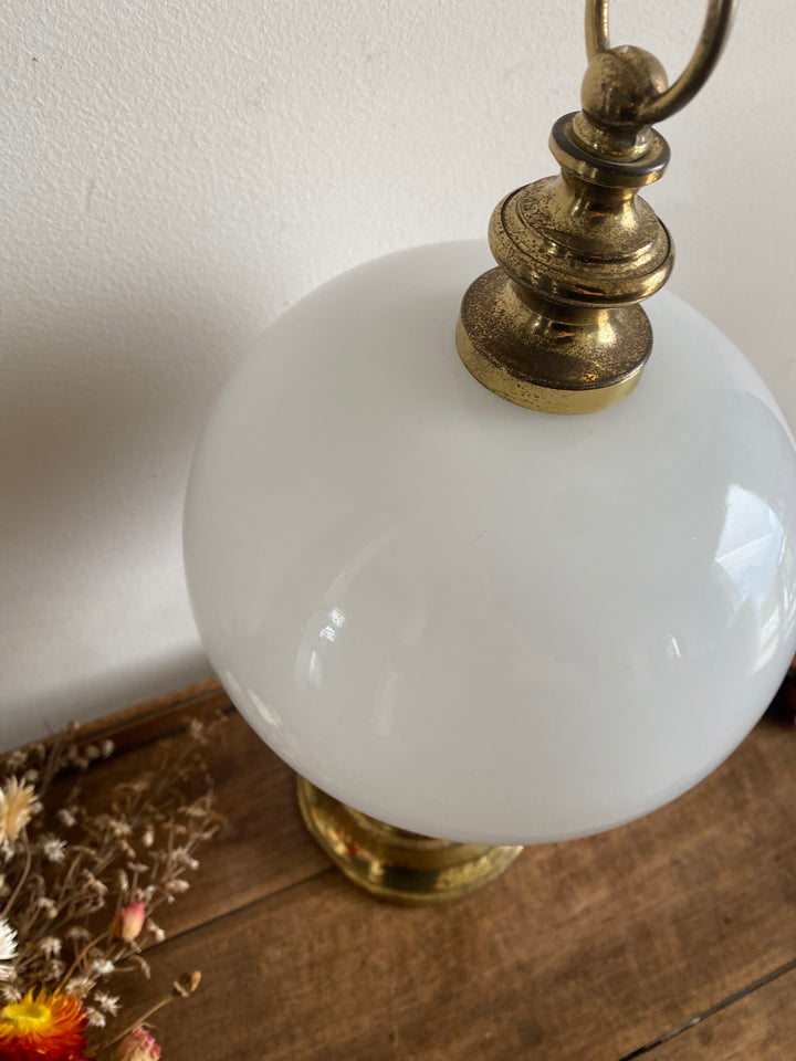 Lampe à poser en en laiton globe en opaline