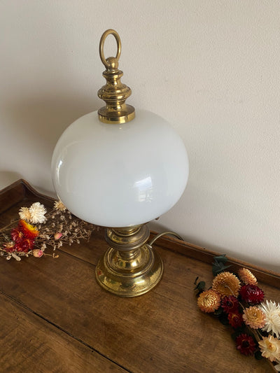 Lampe à poser en en laiton globe en opaline