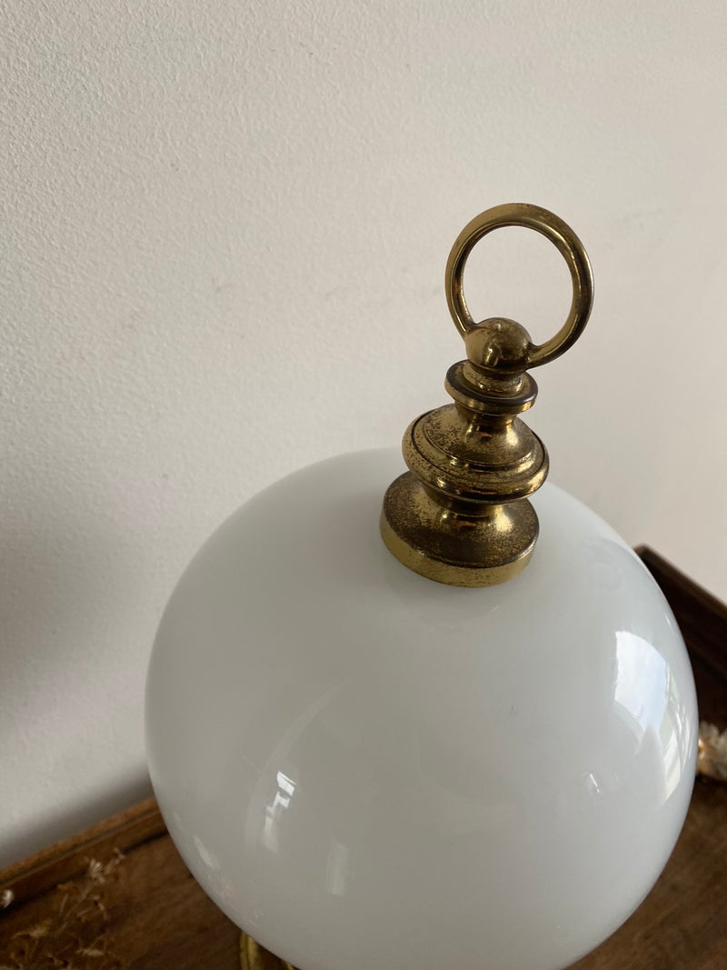 Lampe à poser en en laiton globe en opaline