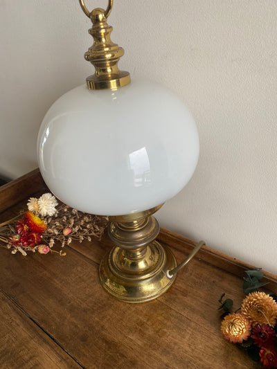 Lampe à poser en en laiton globe en opaline