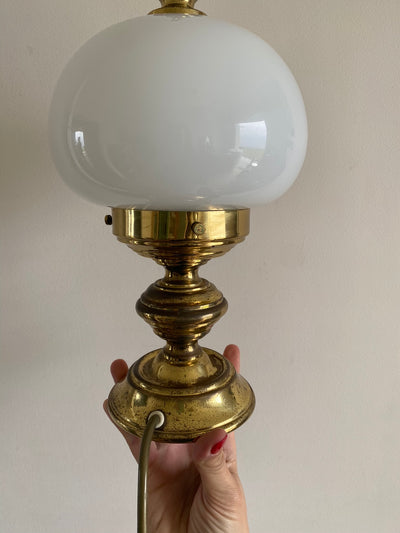 Lampe à poser en en laiton globe en opaline