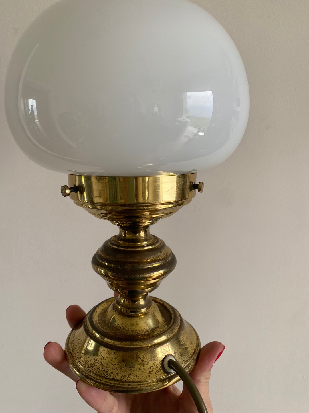 Lampe à poser en en laiton globe en opaline