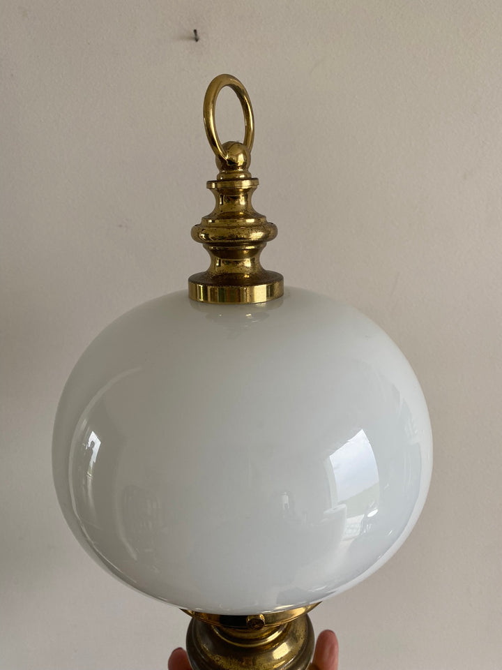 Lampe à poser en en laiton globe en opaline